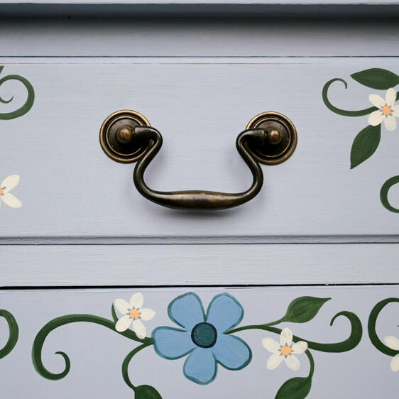 Close up Louis Blue cabinet